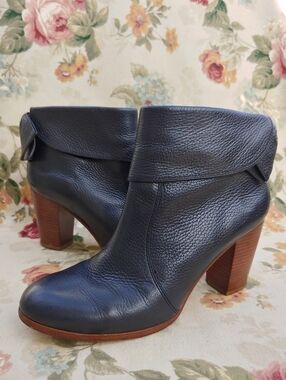 Kate Spade Lanise Bow Pebbled Leather Ankle Boot in Black Women's 9